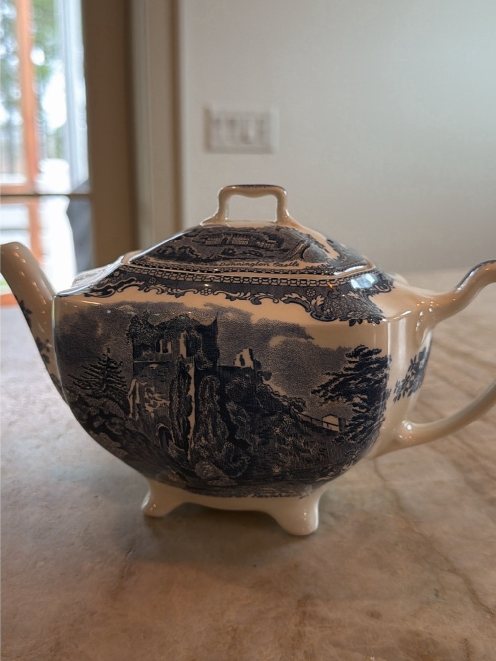 Vintage English Teapot – Farnham Castle / Donnington Castle